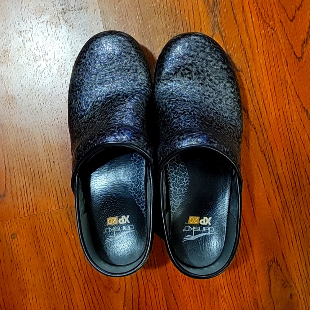 Dansko 8.5 black print